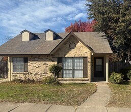 Building Photo - AVAILABLE NOW!!! Charming 2-bedroom, 1-bathroom duplex located in the vibrant city of Dallas