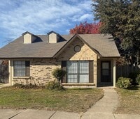 Building Photo - AVAILABLE NOW!!! Charming 2-bedroom, 1-bathroom duplex located in the vibrant city of Dallas
