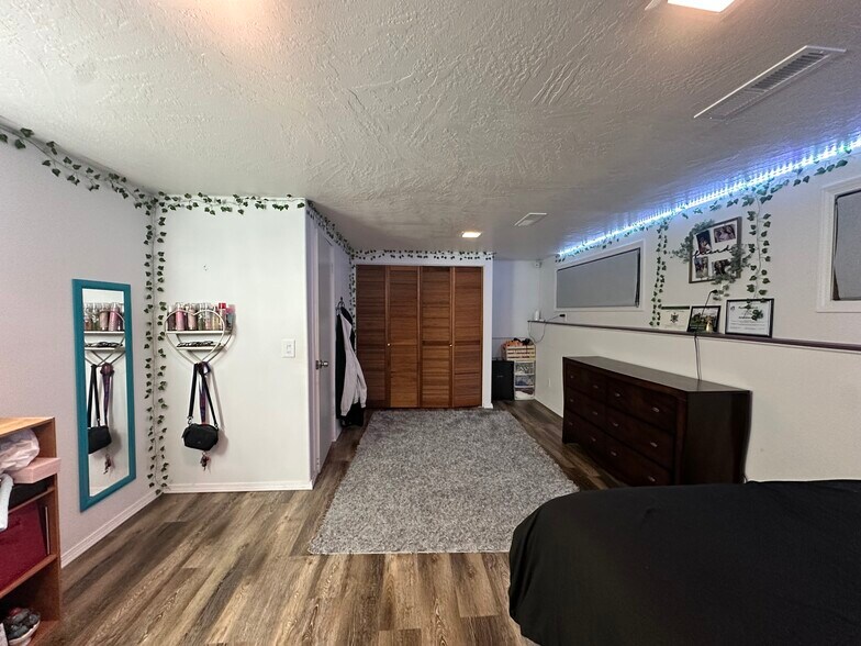 Building Photo - 219 Thayer Dr