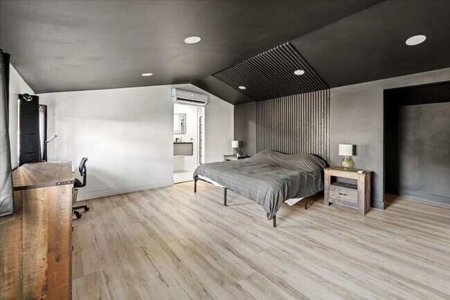 Building Photo - 1324 E 9th St