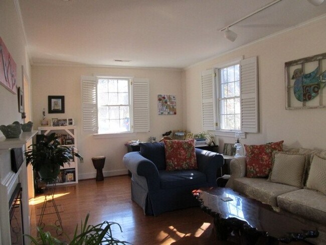 Building Photo - Chapel Hill / Historical District House