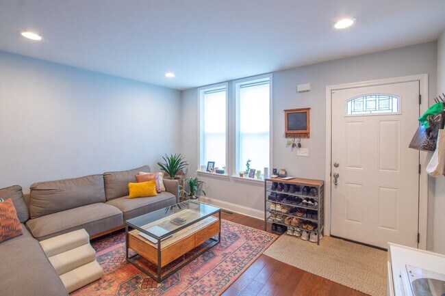 Building Photo - Beautiful Point Breeze Townhome