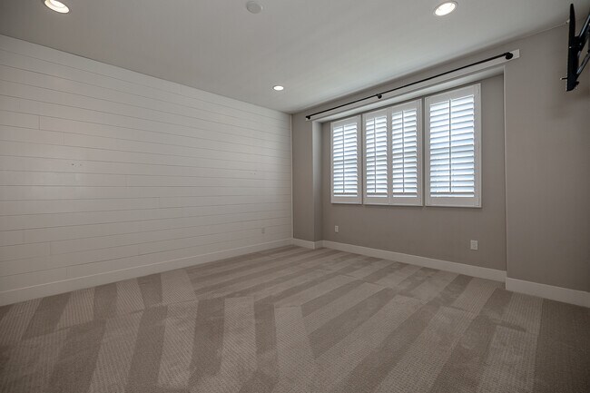 Building Photo - 196 E Main Ave