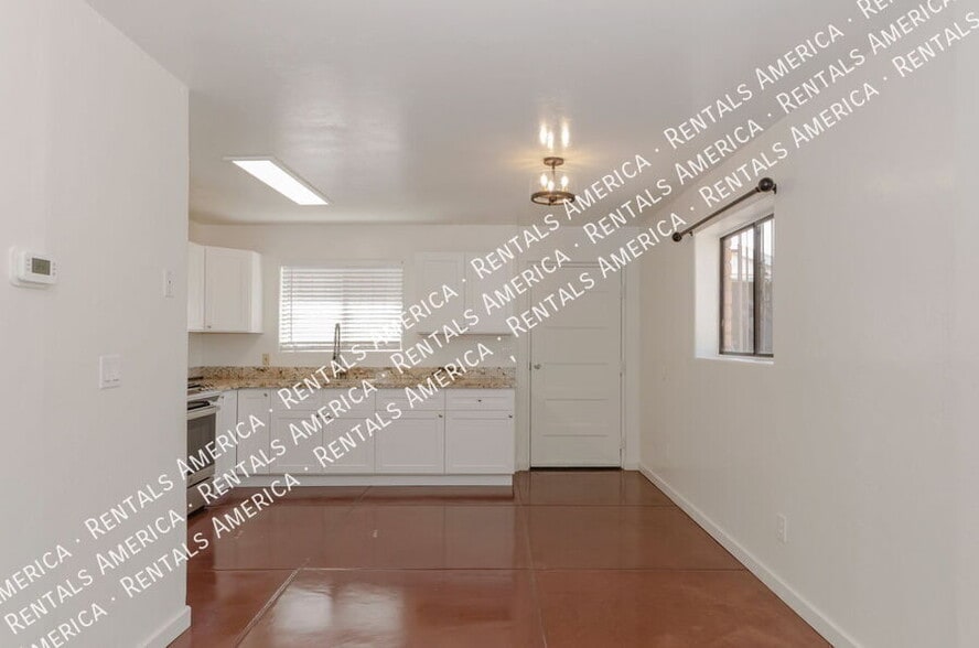 Building Photo - 425 W 26th St