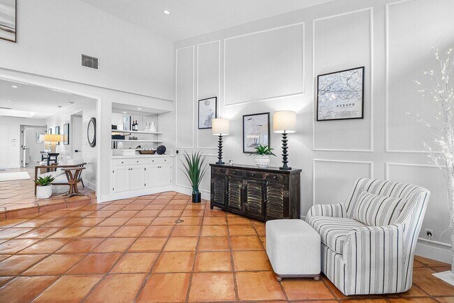 Building Photo - 18 Bristol Ln