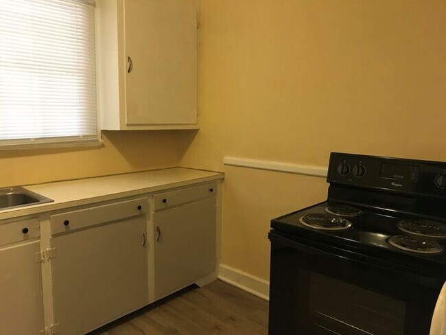 Building Photo - Two bedroom near downtown Morganton