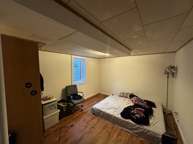 Building Photo - Available Immediately!  Spacious 6-Bedroom Retreat with 2 Full Baths in Charming Denver Locale!