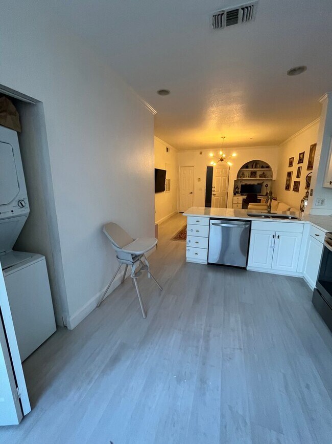 Building Photo - Park North at Cheney 1brm Upgraded Elegant...