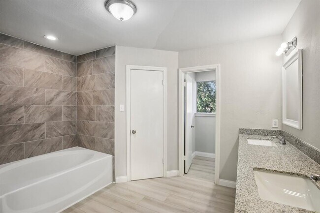 Building Photo - 6531 Coral Ridge Rd