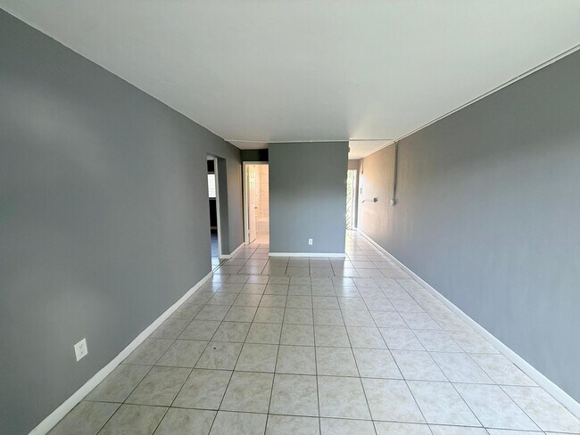 Building Photo - 815 2nd St