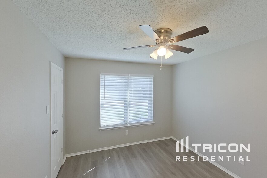 Building Photo - 1253 Essex Dr