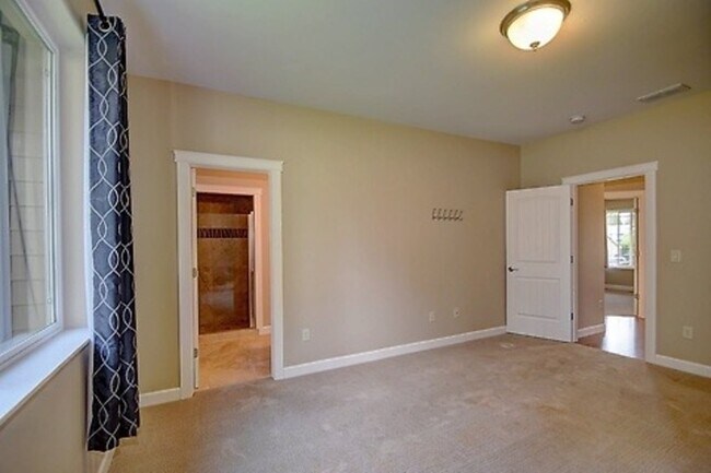 Building Photo - 212 E Pine Needle Ave