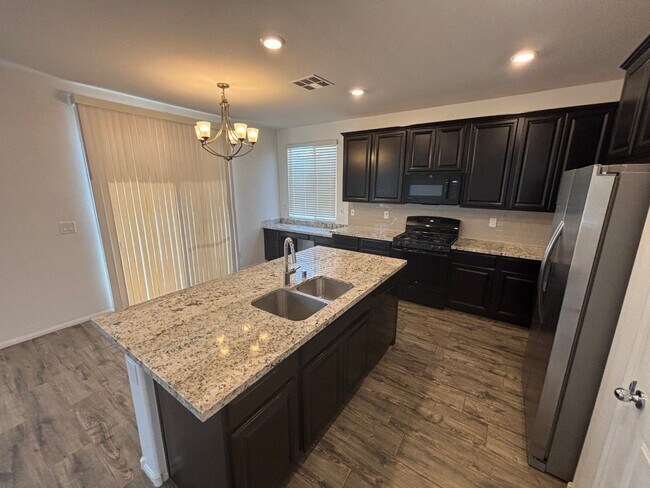 Building Photo - Charming 3-Bedroom Home with Spacious Back...