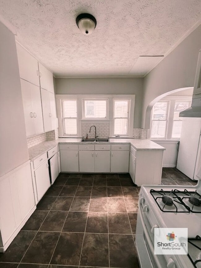 Building Photo - 3 bed 2 bath single family home with a detached 2 stall garage