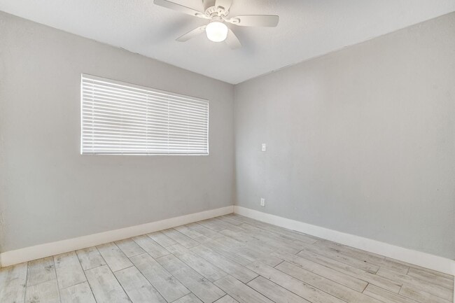 Building Photo - Duplex located in a Central Area of Las Vegas