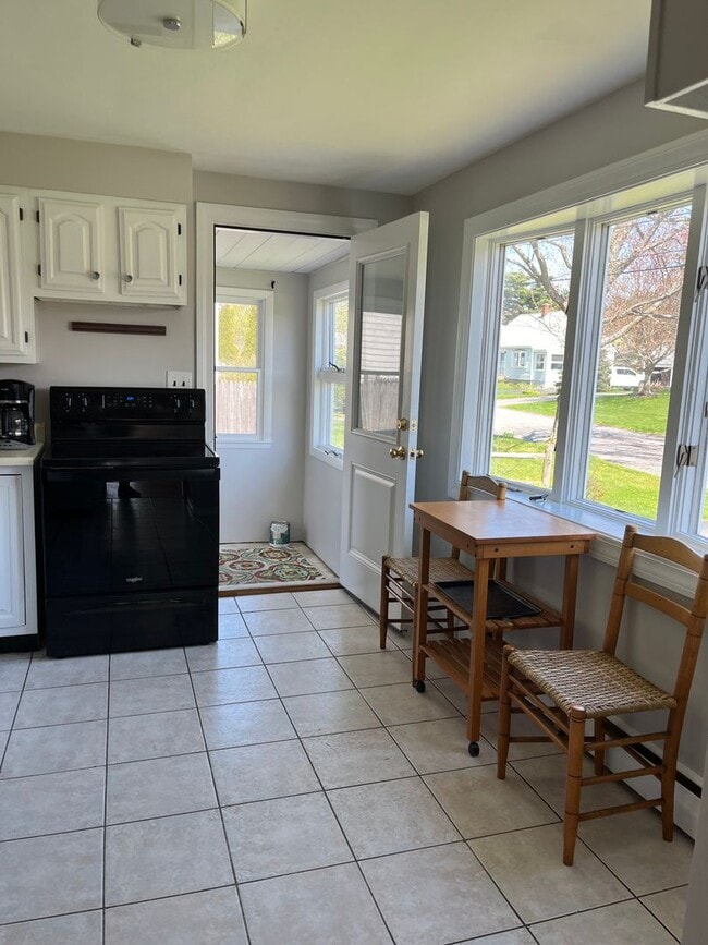 Building Photo - Three Bedroom Cape for Rent in Great Portland Neighborhood!