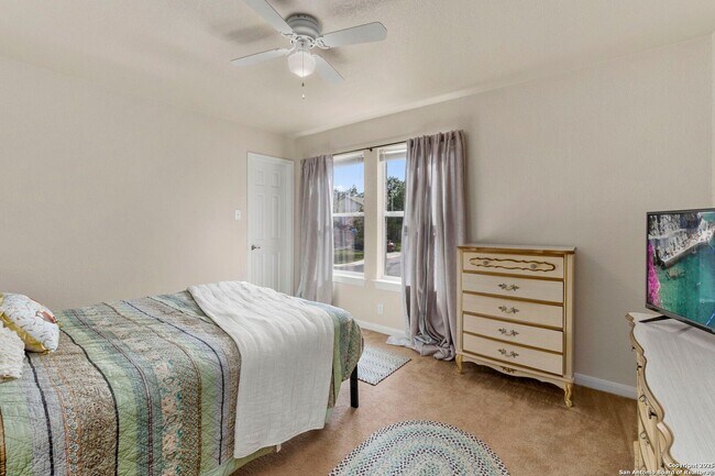 Building Photo - Charming Home Awaits: Spacious & Modern Li...