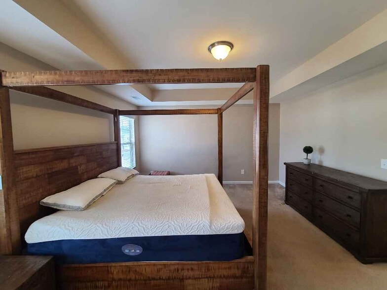 Building Photo - Room in House on Snowy Egret Ct