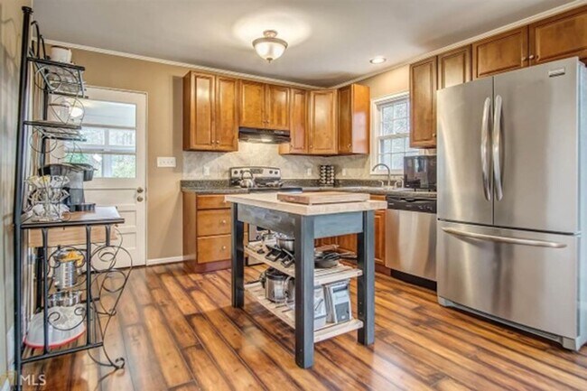 Building Photo - Discover the charm of this cozy single-family home, where your dreams can take shape and flourish!