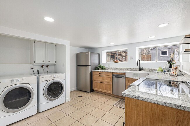 Building Photo - Duplex unit near Downtown! Utilities included!