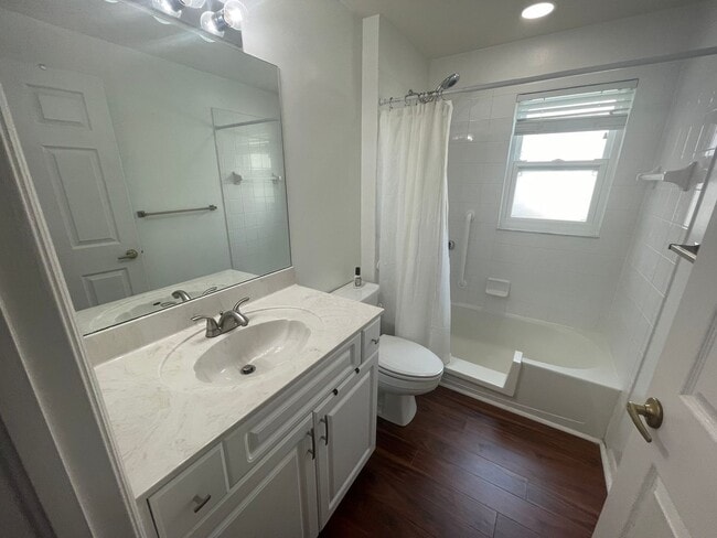 Building Photo - 5708 Greenwood Cir