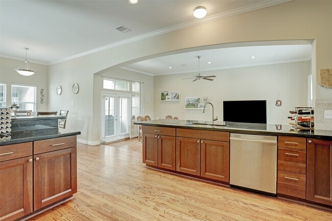 Building Photo - 936 W 26th St