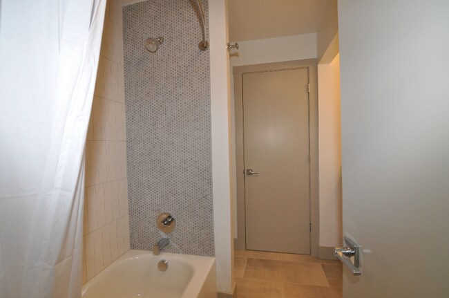 Building Photo - 924 10th Ave