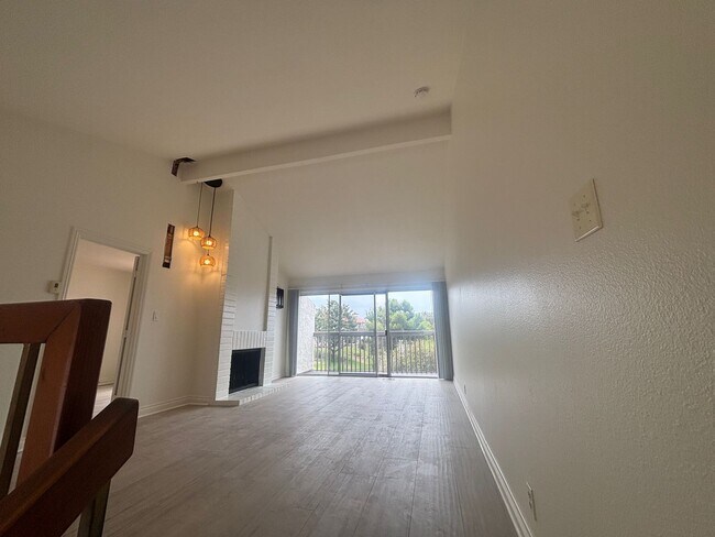 Building Photo - 3 BR Condo in Carlsbad! Close to Walking T...