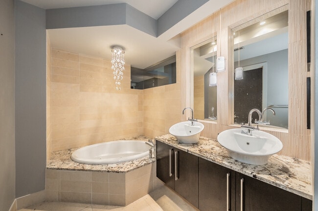 Building Photo - 2600 W 7th St