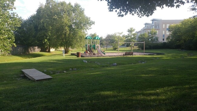 Building Photo - Beautiful 3 Bed 2.5 Bath Townhome Minutes from Cool Springs