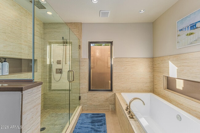 Building Photo - 5821 E Cactus Rd