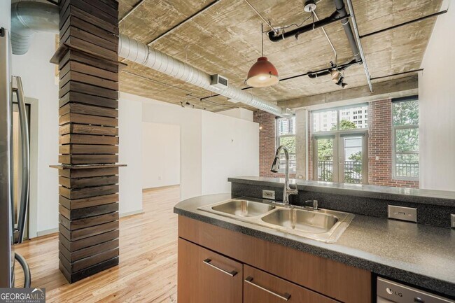 Building Photo - 1023 Juniper St NE