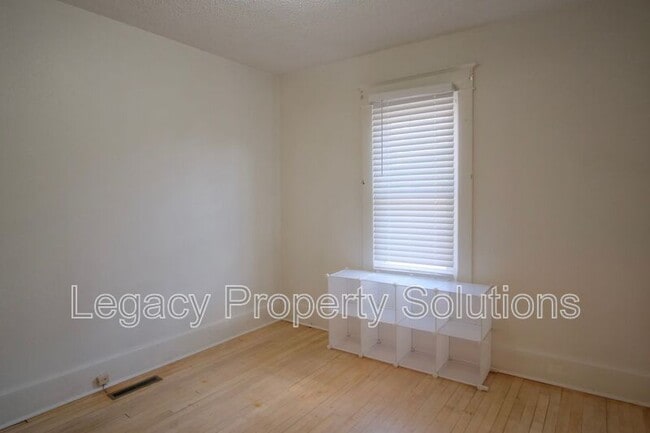 Building Photo - 609 N 13th St