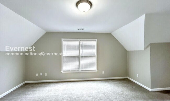 Building Photo - Spacious 4-Bed Home with Garage & Modern Amenities / Pet Friendly / Vouchers Accepted / Available...