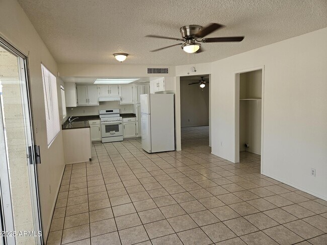 Building Photo - 1560 W Keating Ave