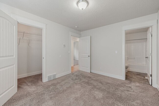 Building Photo - 5 bed 3 bath split level near State Line