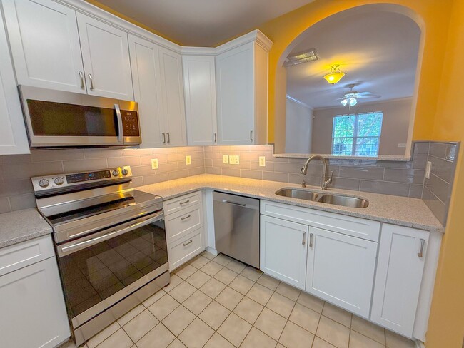 Building Photo - Spacious 2 bedroom 2.5 bath townhome