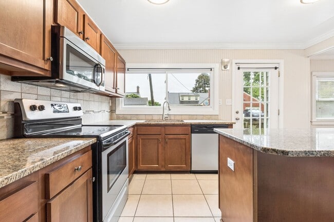 Building Photo - Water Views, Hampton, 3 bed 2.5 bath Ready Now!