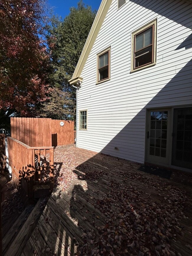 Building Photo - Beautiful, Large 4 Bedroom 1.5 Bath Home in Lancaster with Yard!