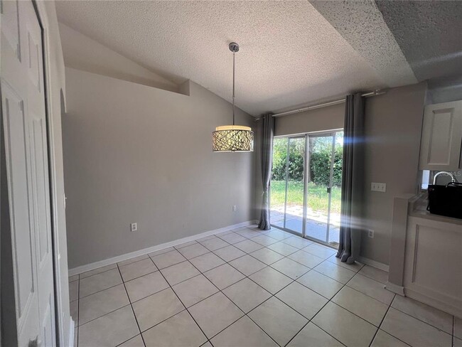 Building Photo - 319 Velveteen Pl
