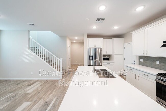 Building Photo - 2851 S Central Dr