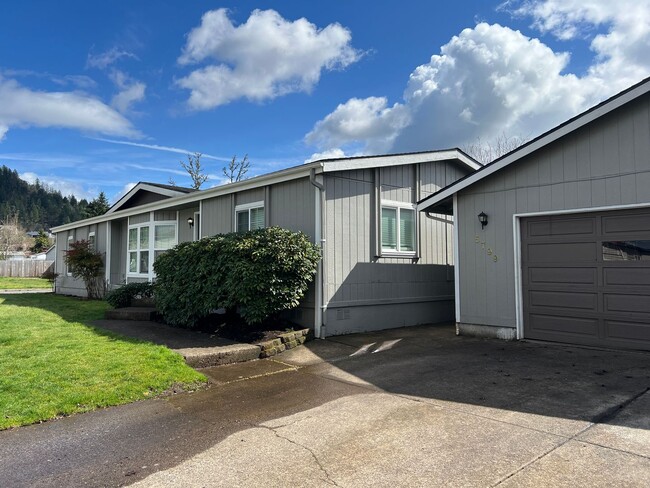 Building Photo - Spacious Thurston Home