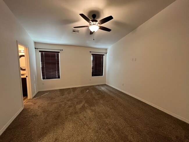 Building Photo - 4 BEDROOM POOL & SOLAR HOME