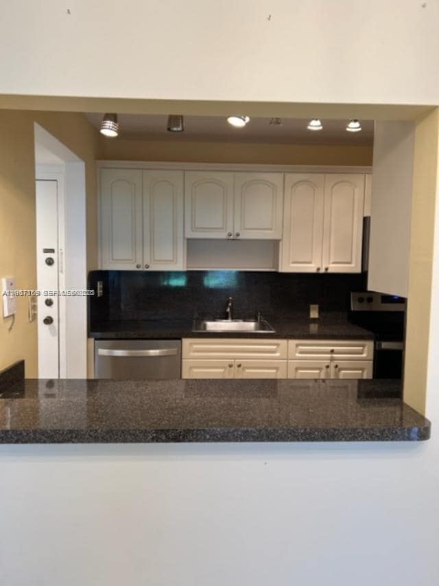 Building Photo - 230 Lakeview Dr