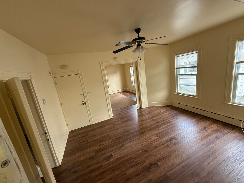 1 BDRM w/ Large Living Room - 226 E Main St