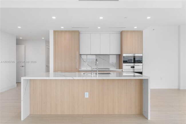 Building Photo - 2411 Laguna Cir