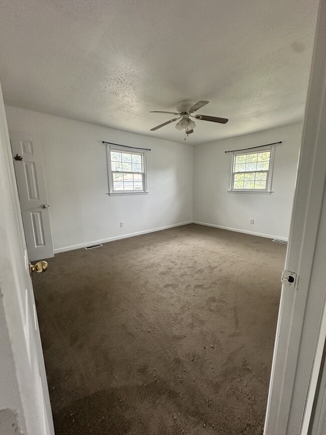 Building Photo - 802 Oak Hurst Dr
