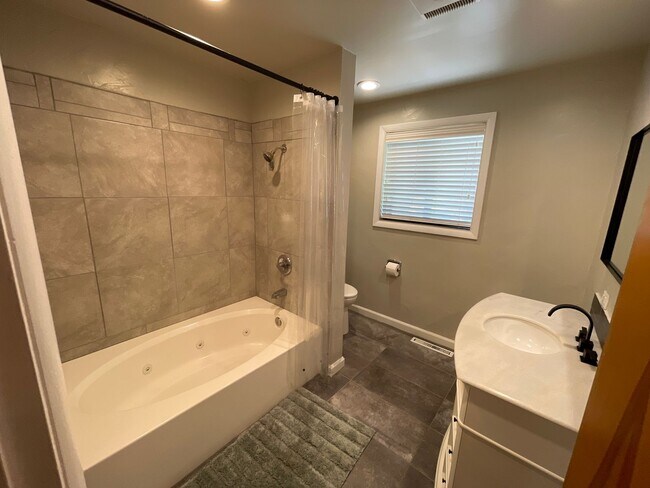 Building Photo - Cozy Mid-Century Modern on a Half Acre!