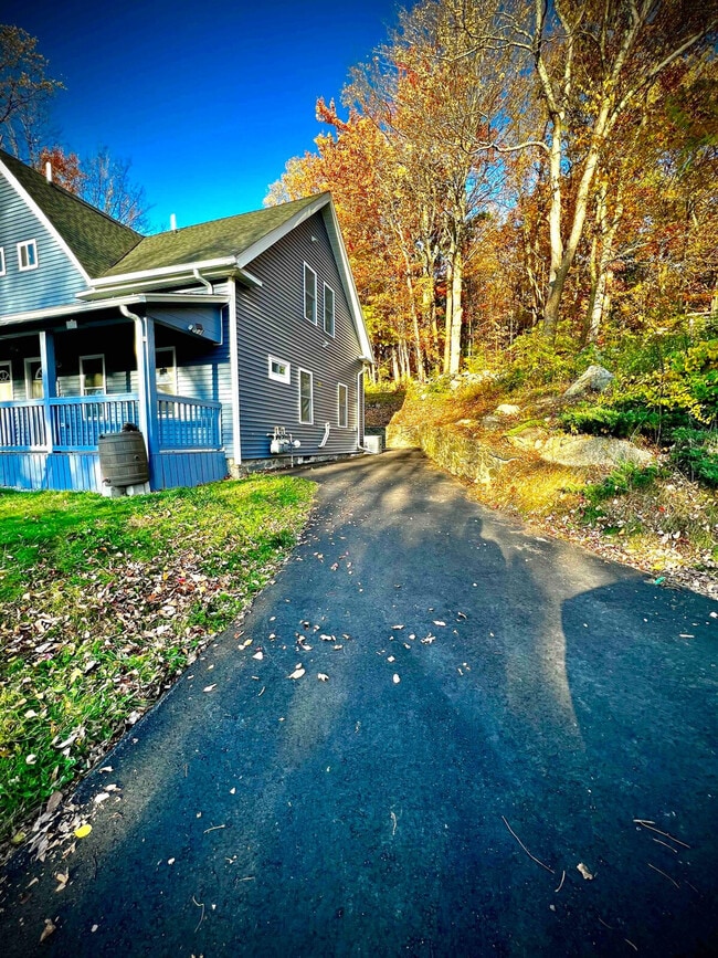 Building Photo - 1594 Main St