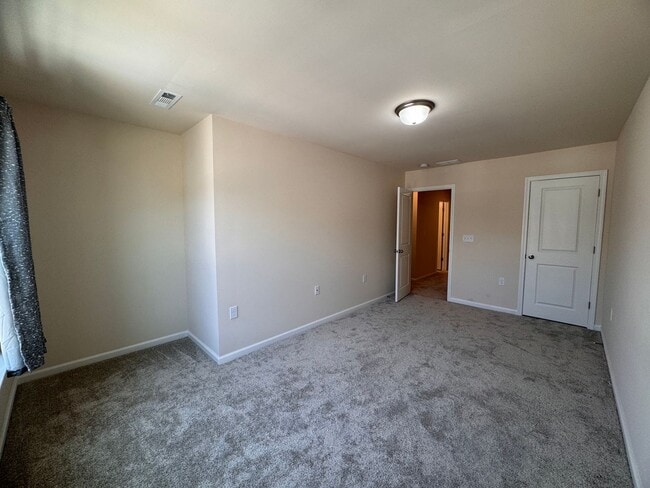Building Photo - 3BR 2.5BA Townhome